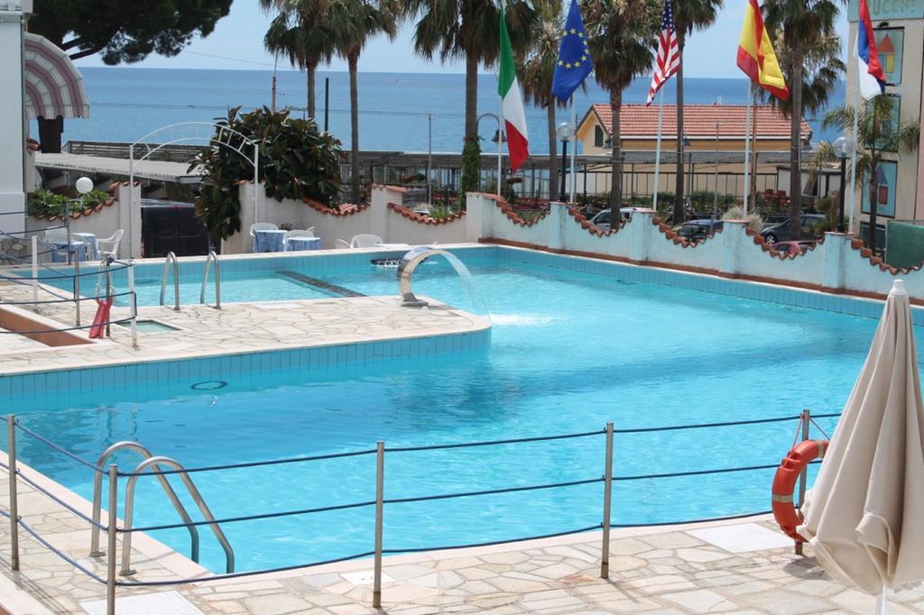 Hotel Ariston Montecarlo Санремо Экстерьер фото