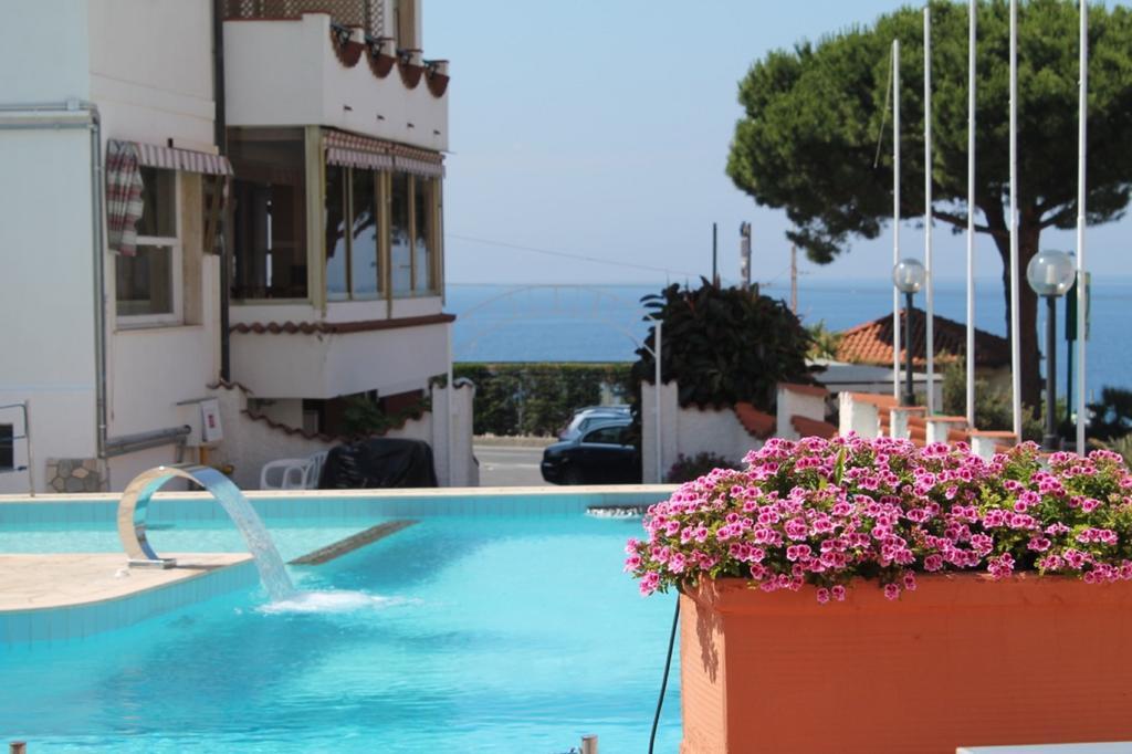 Hotel Ariston Montecarlo Санремо Экстерьер фото