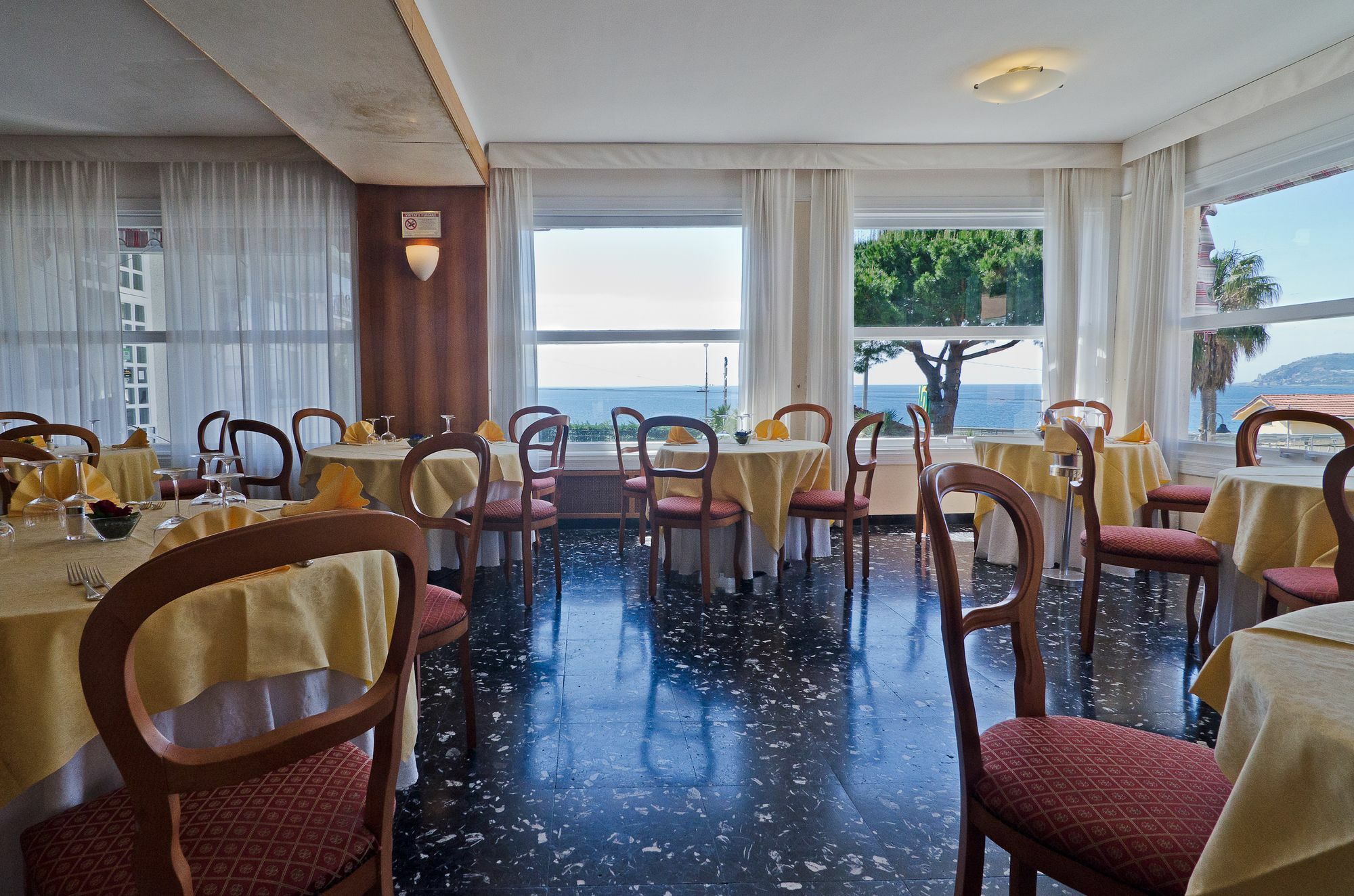 Hotel Ariston Montecarlo Санремо Экстерьер фото
